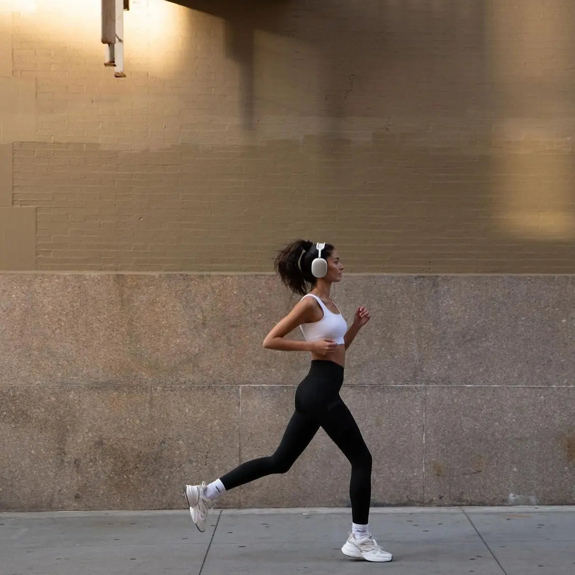 Mujer corriendo, recuperando energía con hongos funcionales para deporte y bienestar.